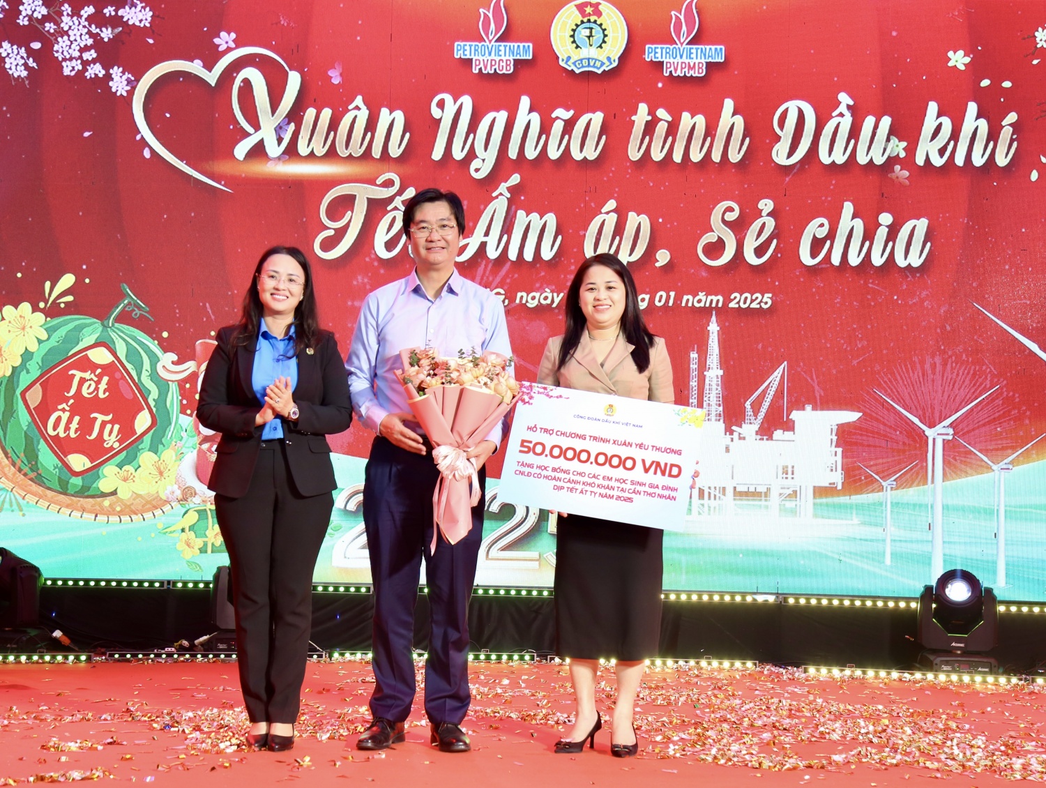 Ấm áp, sẻ chia “Xuân nghĩa tình Dầu khí” tại NMNĐ Sông Hậu 1 Ấm áp, sẻ chia “Xuân nghĩa tình Dầu khí” tại NMNĐ Sông Hậu 1
