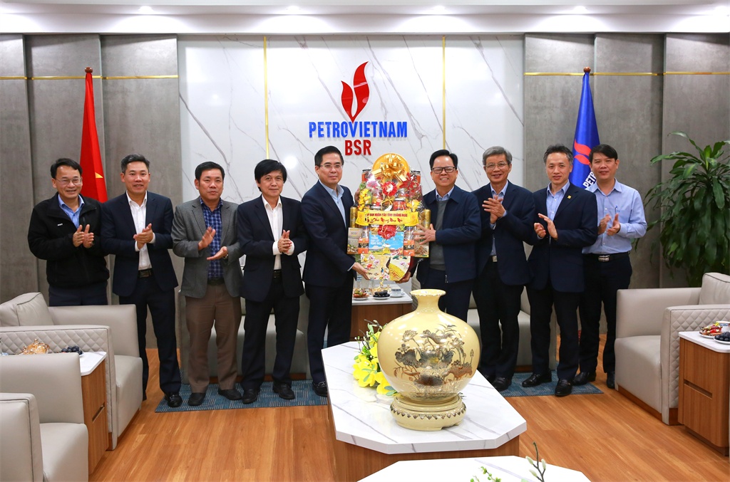 Chủ tịch UBND tỉnh Quảng Ngãi Nguyễn Hoàng Giang cùng lãnh đạo các sở, ban, ngành thăm hỏi và tặng quà cho CBCNV BSR. Chủ tịch UBND tỉnh Quảng Ngãi Nguyễn Hoàng Giang cùng lãnh đạo các sở, ban, ngành thăm hỏi và tặng quà cho CBCNV BSR.