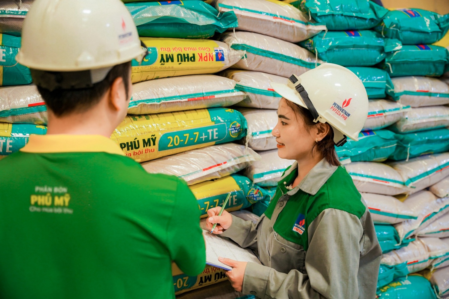 Xây dựng, phát triển đội ngũ cán bộ nữ bản lĩnh, vững mạnh trong giai đoạn mới Xây dựng, phát triển đội ngũ cán bộ nữ bản lĩnh, vững mạnh trong giai đoạn mới