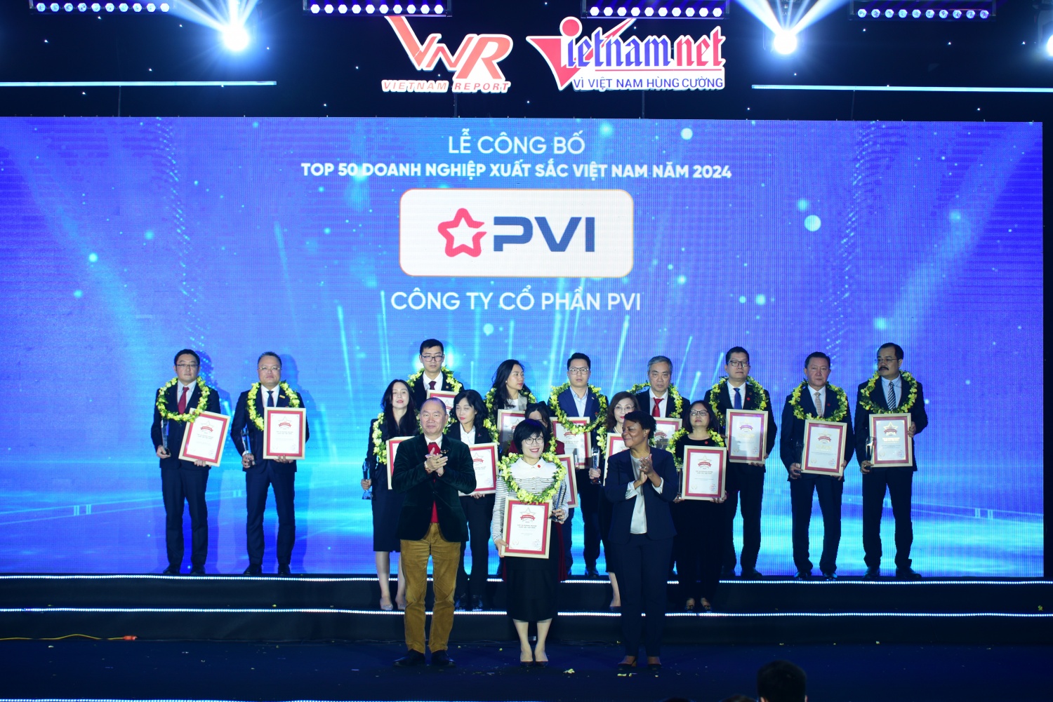 Bà Trần Thu Hà - GĐB Thư ký & Quan hệ Công chúng đại diện PVI lên sân khấu nhận vinh danh Bà Trần Thu Hà - GĐB Thư ký & Quan hệ Công chúng đại diện PVI lên sân khấu nhận vinh danh