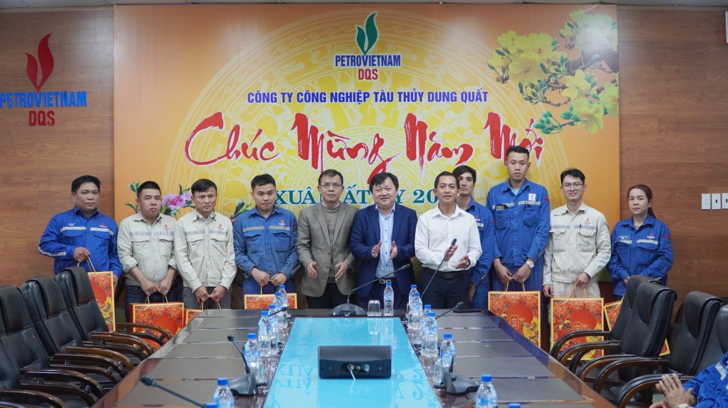 Đoàn Thanh niên Petrovietnam tặng quà Tết cho đoàn viên, người lao động có hoàn cảnh khó khăn tại DQS Đoàn Thanh niên Petrovietnam tặng quà Tết cho đoàn viên, người lao động có hoàn cảnh khó khăn tại DQS