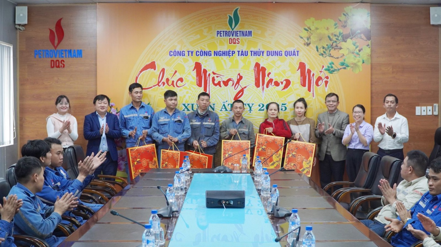Đoàn Thanh niên Petrovietnam tặng quà Tết cho đoàn viên, người lao động có hoàn cảnh khó khăn tại DQS Đoàn Thanh niên Petrovietnam tặng quà Tết cho đoàn viên, người lao động có hoàn cảnh khó khăn tại DQS