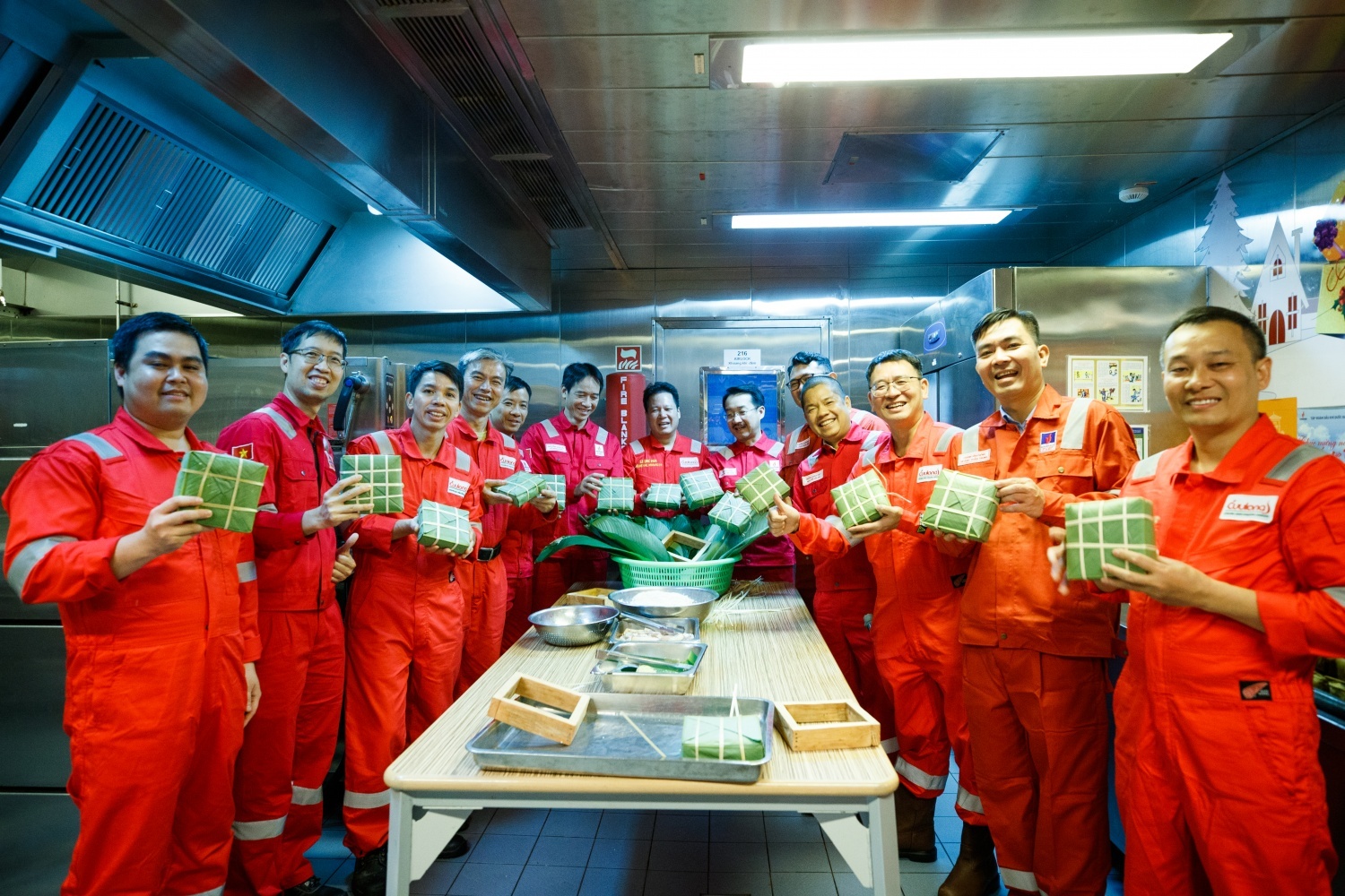 Tổng Giám đốc PVEP Nguyễn Thiện Bảo cùng cùng anh em giàn Sư Tử Vàng CPP gói bánh chưng