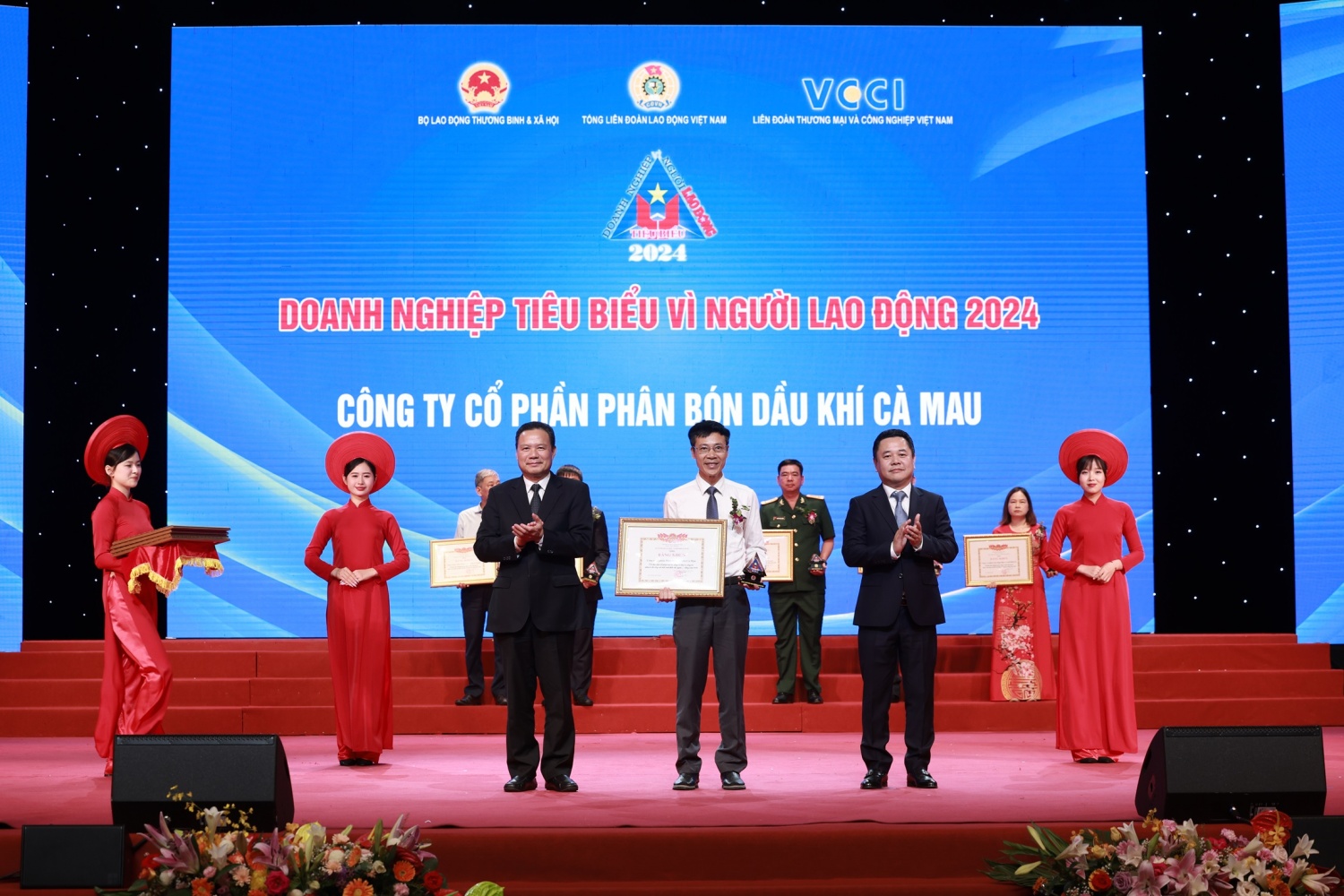PVCFC vinh dự là top 10 Doanh nghiệp tiêu biểu vì người lao động PVCFC vinh dự là top 10 Doanh nghiệp tiêu biểu vì người lao động