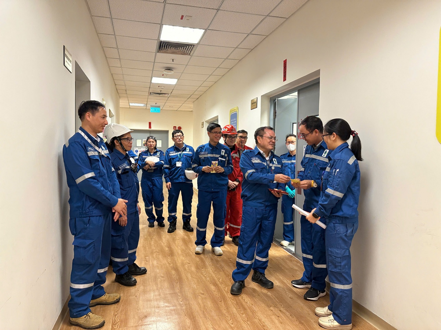 Lãnh đạo NSRP thăm hỏi, động viên, chúc Tết người lao động làm việc xuyên Tết Lãnh đạo NSRP thăm hỏi, động viên, chúc Tết người lao động làm việc xuyên Tết
