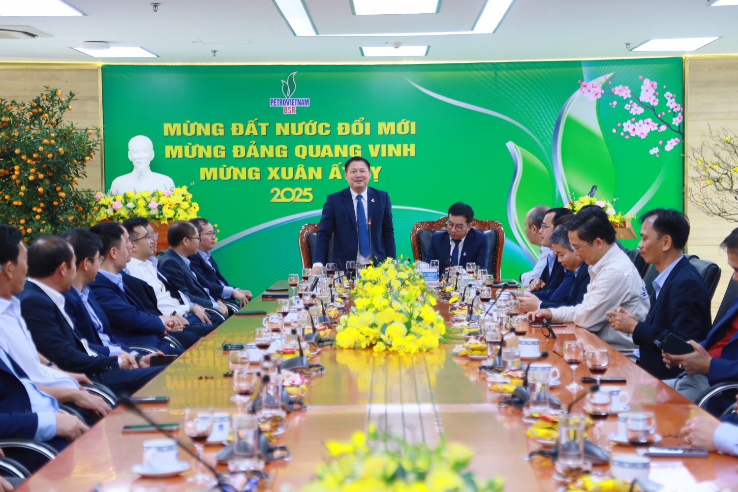 2. Đồng chí Bùi Ngọc Dương - Bí thư Đảng uỷ, Chủ tịch HĐQT BSR khẳng định vai trò lãnh đạo của Đảng Cộng sản Việt Nam trên hành trình lịch sử vẻ vang 95 mùa Xuân thắng lợi lớn mạnh cùng đất nước và chúc Tết người lao động. 2. Đồng chí Bùi Ngọc Dương - Bí thư Đảng uỷ, Chủ tịch HĐQT BSR khẳng định vai trò lãnh đạo của Đảng Cộng sản Việt Nam trên hành trình lịch sử vẻ vang 95 mùa Xuân thắng lợi lớn mạnh cùng đất nước và chúc Tết người lao động.