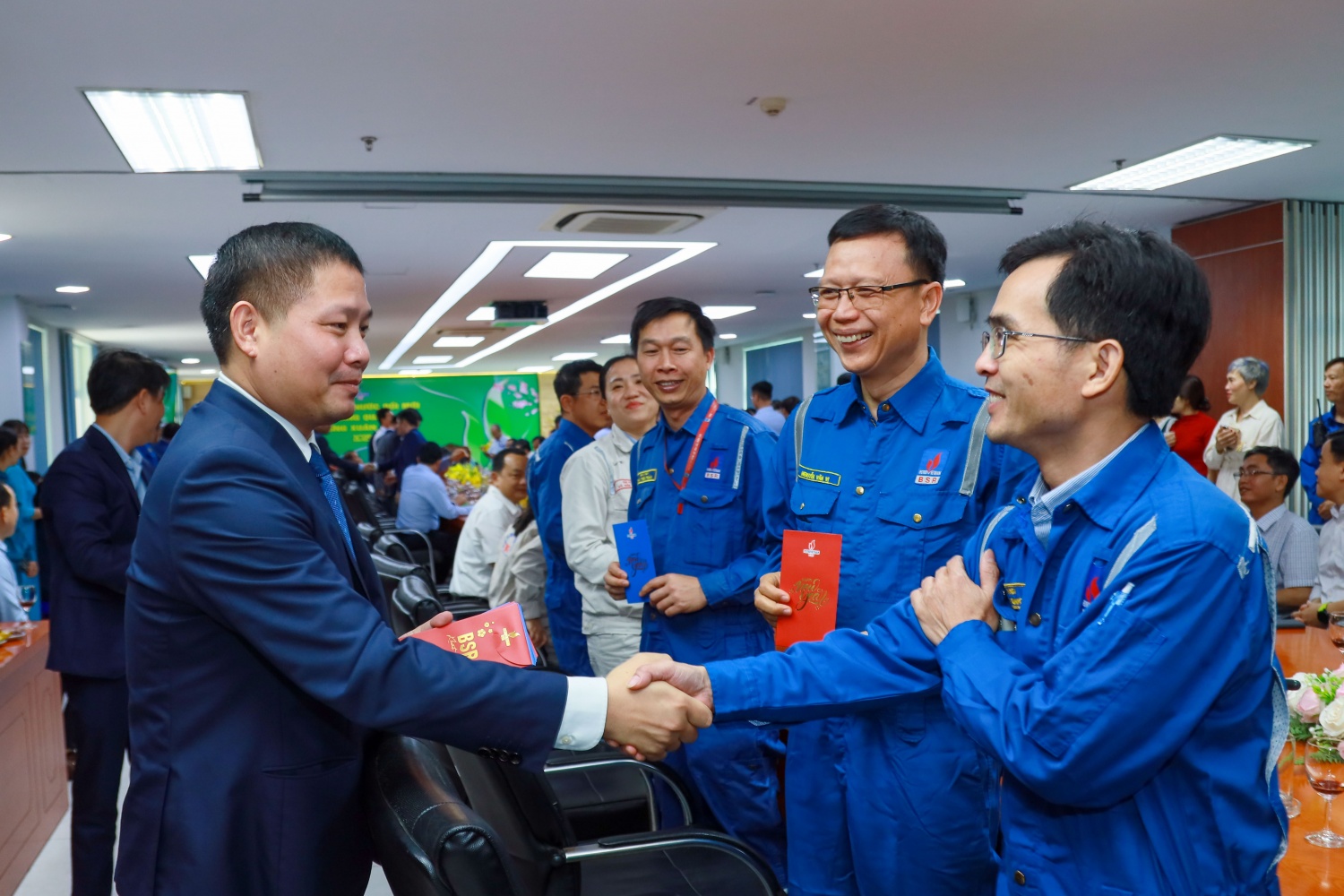 Chủ tịch HĐQT BSR Bùi Ngọc Dương lì xì, chúc Tết người lao động. Chủ tịch HĐQT BSR Bùi Ngọc Dương lì xì, chúc Tết người lao động.