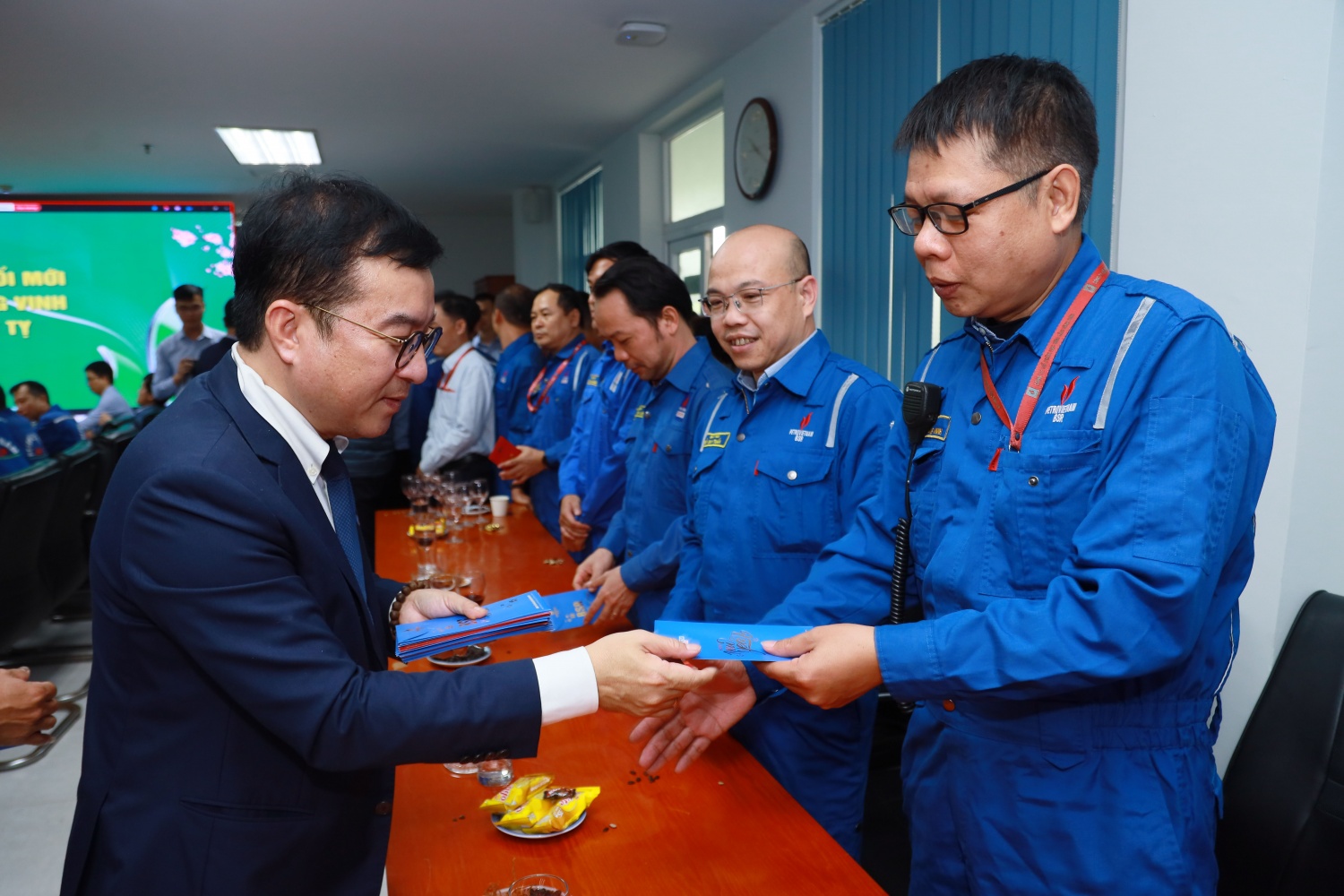 Tổng Giám đốc BSR Nguyễn Việt Thắng lì xì, chúc Tết người lao động. Tổng Giám đốc BSR Nguyễn Việt Thắng lì xì, chúc Tết người lao động.