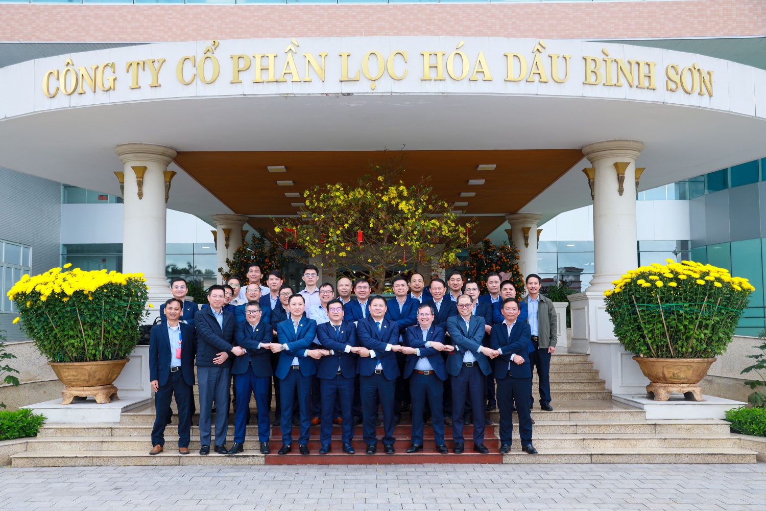 Ban Lãnh đạo cùng người lao động BSR thể hiện quyết tâm thực hiện thành công những chiến lược, mục tiêu đặt ra trong năm 2025. Ban Lãnh đạo cùng người lao động BSR thể hiện quyết tâm thực hiện thành công những chiến lược, mục tiêu đặt ra trong năm 2025.