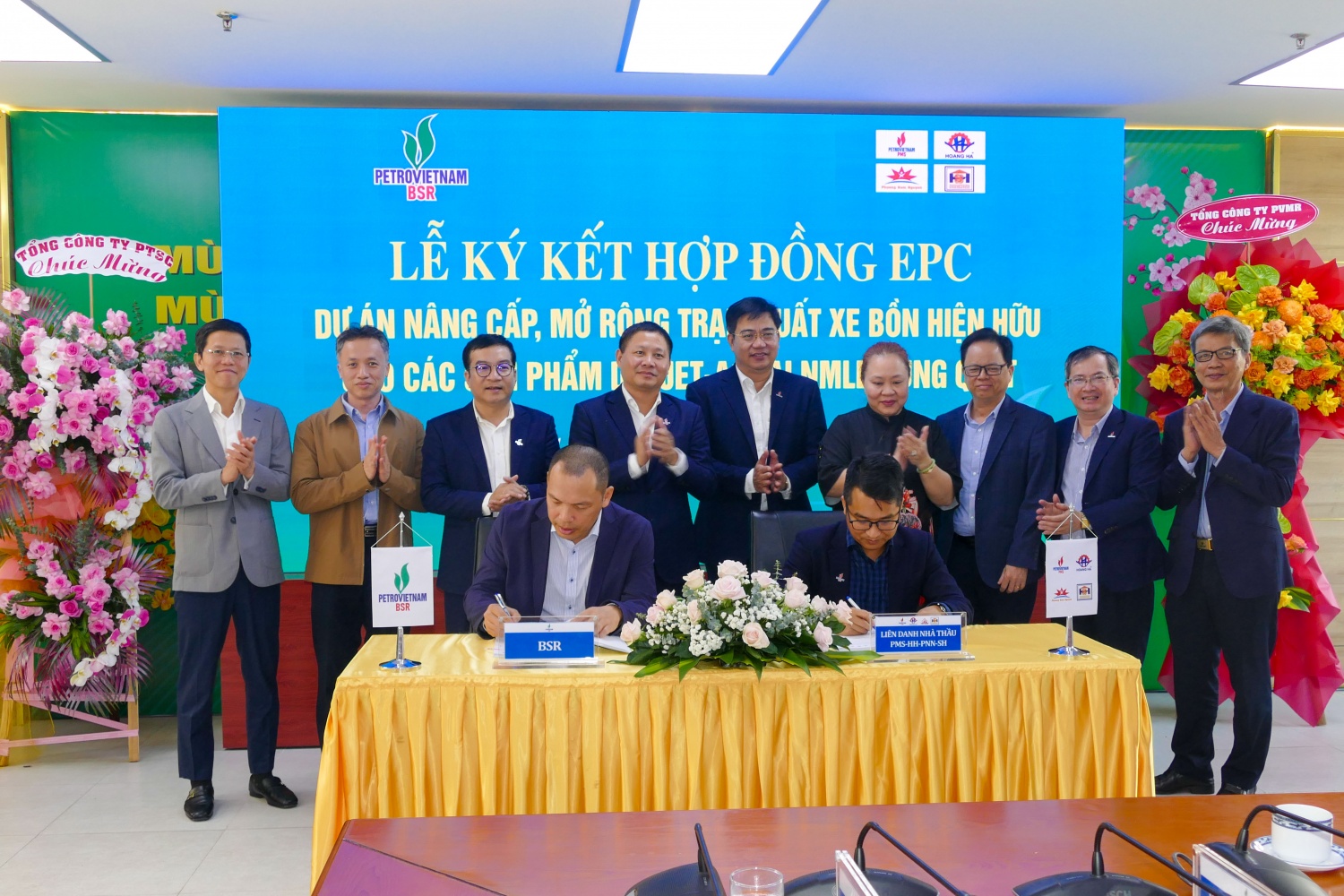 Ông Trần Thái Bảo - Phó Tổng Giám đốc BSR (người ngồi bên trái) và ông Đỗ Mạnh Hùng - Giám đốc PMS, đại diện Liên danh nhà thầu ký kết hợp đồng trước sự chứng kiến của lãnh đạo các bên. Ông Trần Thái Bảo - Phó Tổng Giám đốc BSR (người ngồi bên trái) và ông Đỗ Mạnh Hùng - Giám đốc PMS, đại diện Liên danh nhà thầu ký kết hợp đồng trước sự chứng kiến của lãnh đạo các bên.