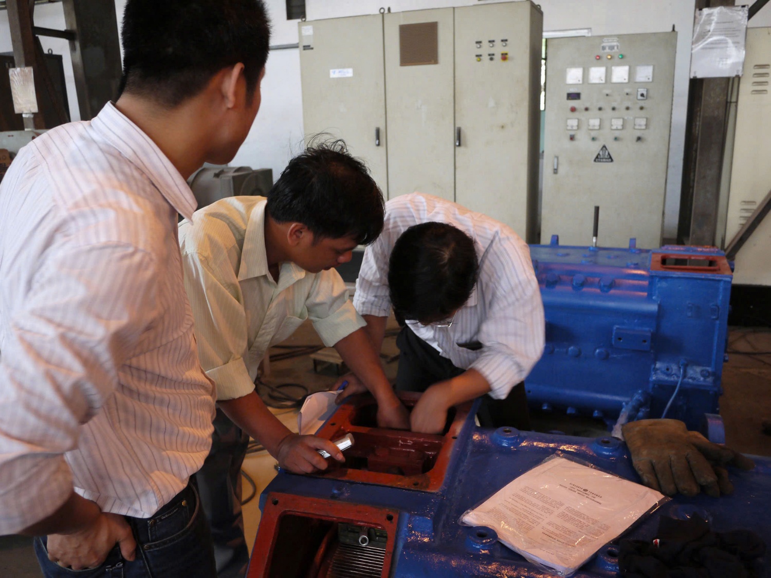 Anh Trịnh Xuân Hảo thực hiện công tác kiểm tra, bảo dưỡng thiết bị với các đồng nghiệp. Anh Trịnh Xuân Hảo thực hiện công tác kiểm tra, bảo dưỡng thiết bị với các đồng nghiệp.