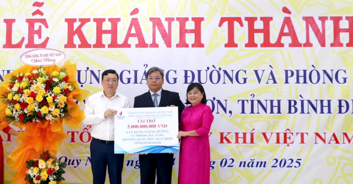 Lãnh đạo PV GAS trao chứng nhận tài trợ cho Sở GĐ&ĐT và trường Quốc học Quy Nhơn