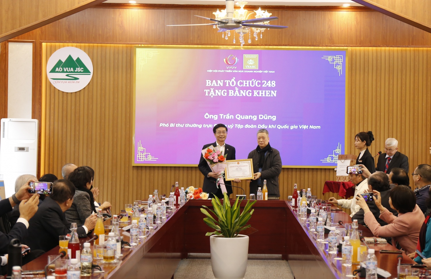 Đồng chí Trần Quang Dũng – Phó bí Thư thường trực Đảng uỷ Petrovietnam được vinh danh có những thành tích xuất sắc xây dựng văn hoá doanh nghiệp Việt Nam văn hoá doanh nghiệp