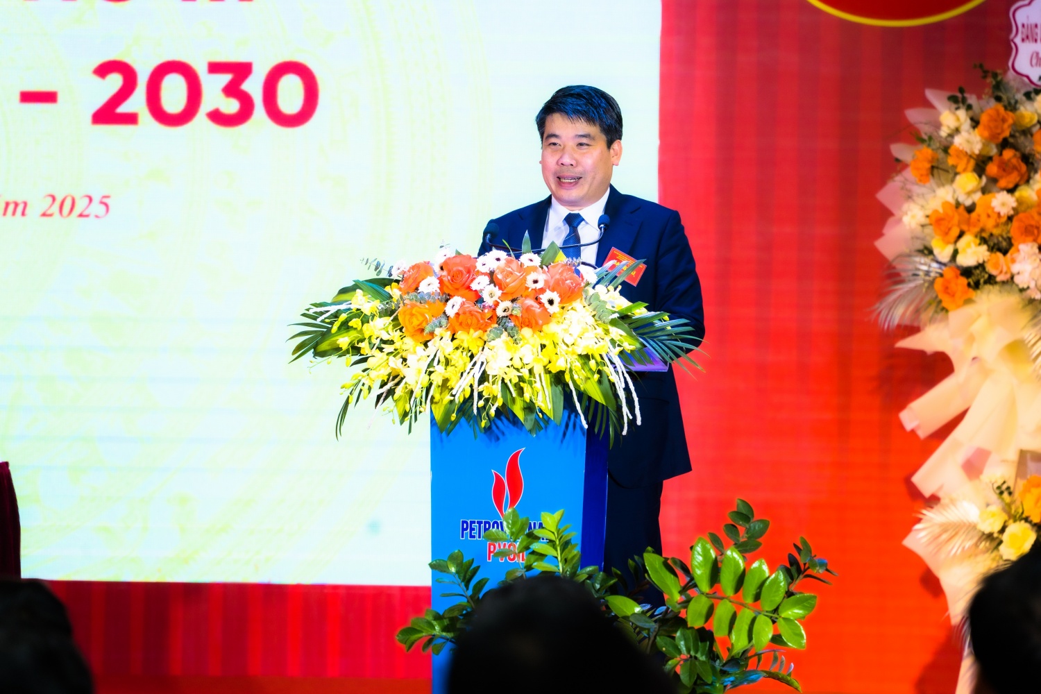 Đồng chí Lê Bá Hóa - Bí thư Đảng ủy, Giám đốc PVOIL Thanh Hóa trình bày các nội dung tại đại hội Đồng chí Lê Bá Hóa - Bí thư Đảng ủy, Giám đốc PVOIL Thanh Hóa trình bày các nội dung tại đại hội