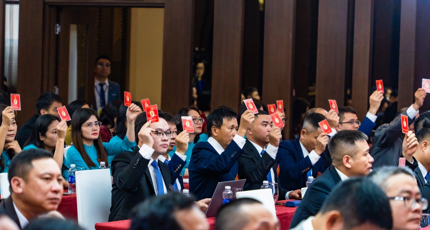 Đảng viên biểu quyết thông qua các nội dung tại đại hội Đảng viên biểu quyết thông qua các nội dung tại đại hội