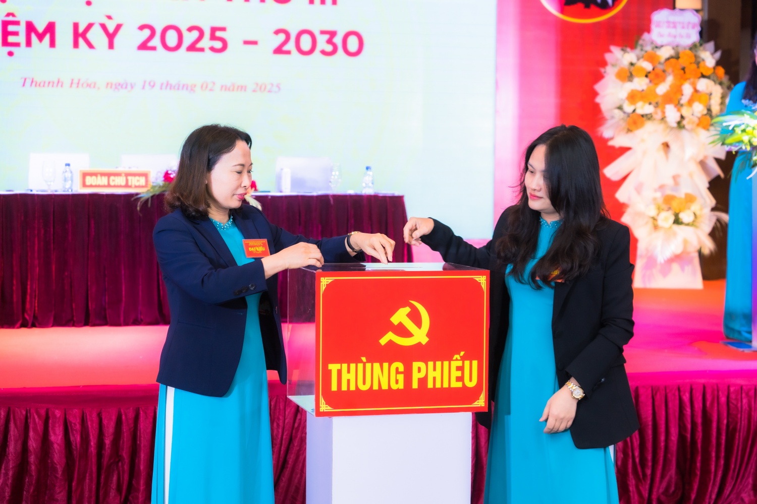 Đảng viên bỏ phiếu bầu cử tại đại hội Đảng viên bỏ phiếu bầu cử tại đại hội