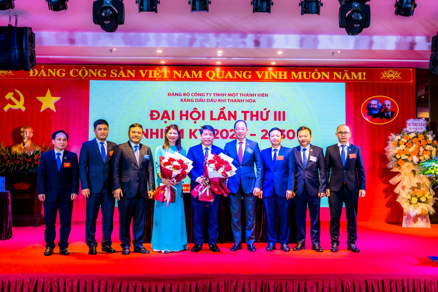 Đồng chí Cao Hoài Dương - Bí thư Đảng ủy, Chủ tịch HĐQT Tổng công ty và đồng chí Nguyễn Đăng Trình - Phó Bí thư Đảng ủy, Tổng Giám đốc Tổng công ty chúc mừng Ban Chấp hành Đảng bộ PVOIL Thanh Hóa nhiệm kỳ 2025-2030 Đồng chí Cao Hoài Dương - Bí thư Đảng ủy, Chủ tịch HĐQT Tổng công ty và đồng chí Nguyễn Đăng Trình - Phó Bí thư Đảng ủy, Tổng Giám đốc Tổng công ty chúc mừng Ban Chấp hành Đảng bộ PVOIL Thanh Hóa nhiệm kỳ 2025-2030