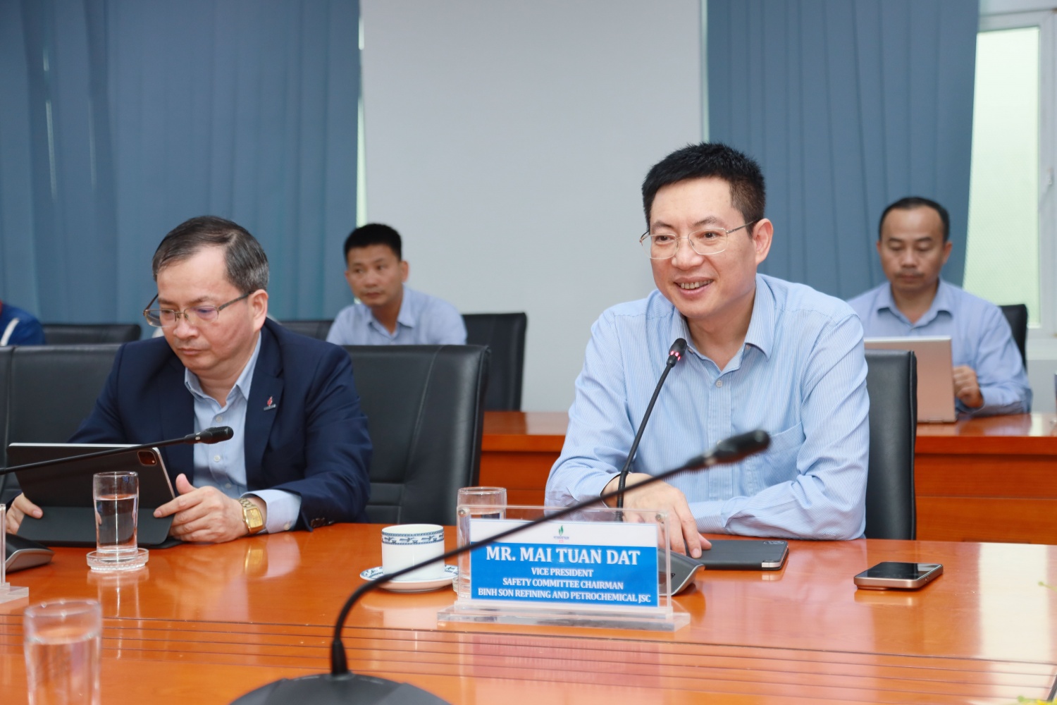 Ông Mai Tuấn Đạt – Phó Tổng Giám đốc BSR phát biểu, thảo luận các vấn đề về công tác an toàn cho NMLD Dung Quất Ông Mai Tuấn Đạt – Phó Tổng Giám đốc BSR phát biểu, thảo luận các vấn đề về công tác an toàn cho NMLD Dung Quất