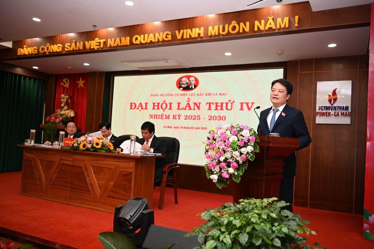 Đồng chí Hoàng Văn Quang - Bí thư Đảng ủy, Chủ tịch Hội đồng Quản trị Tổng Công ty Điện lực Dầu khí Việt Nam tham dự và chỉ đạo Đại hội. Đồng chí Hoàng Văn Quang - Bí thư Đảng ủy, Chủ tịch Hội đồng Quản trị Tổng Công ty Điện lực Dầu khí Việt Nam tham dự và chỉ đạo Đại hội.