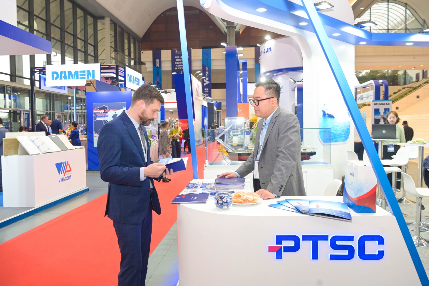 PTSC và DQS triển lãm mô hình, công trình về đóng tàu và công nghiệp ngoài khơi Gian hàng nổi bật của PTSC và DQS tại Triển lãm quốc tế Vietship 2025