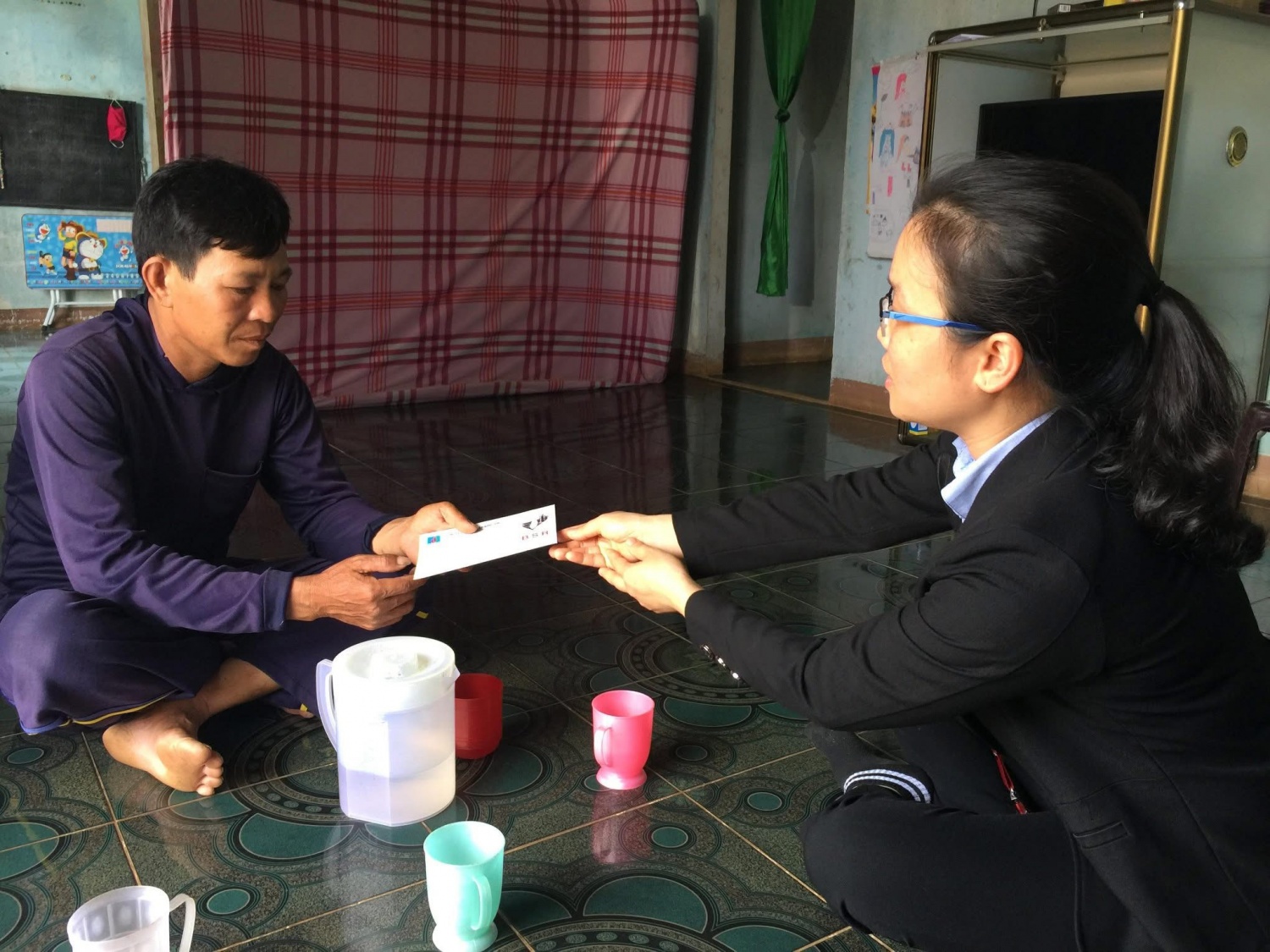 Chị Hiền Giang (bên phải) trao quà hỗ trợ cho gia đình có hoàn cảnh khó khăn ở huyện Bình Sơn, Quảng Ngãi Chị Hiền Giang (bên phải) trao quà hỗ trợ cho gia đình có hoàn cảnh khó khăn ở huyện Bình Sơn, Quảng Ngãi