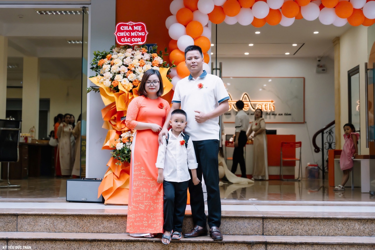 Chị Liên cùng gia đình tại Trung tâm bồi dưỡng kỹ năng tự học toán Love Math do chị và chồng xây dựng và phát triển.