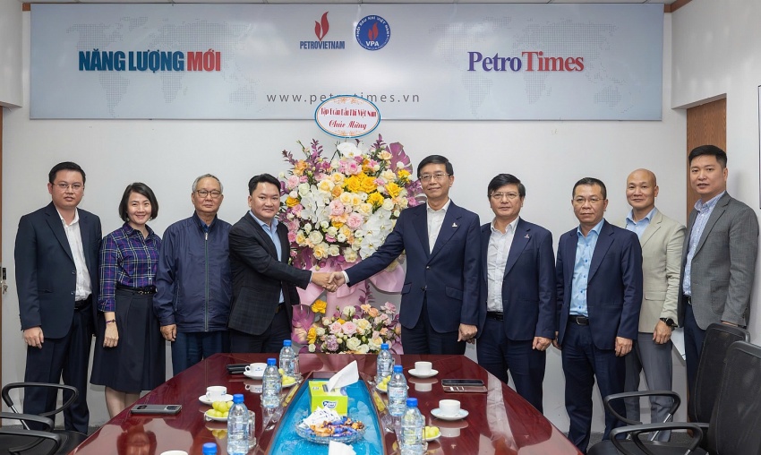 Lãnh đạo Petrovietnam tặng hoa chúc mừng Tạp chí Năng lượng Mới - PetroTimes Lãnh đạo Petrovietnam tặng hoa chúc mừng Tạp chí Năng lượng Mới - PetroTimes