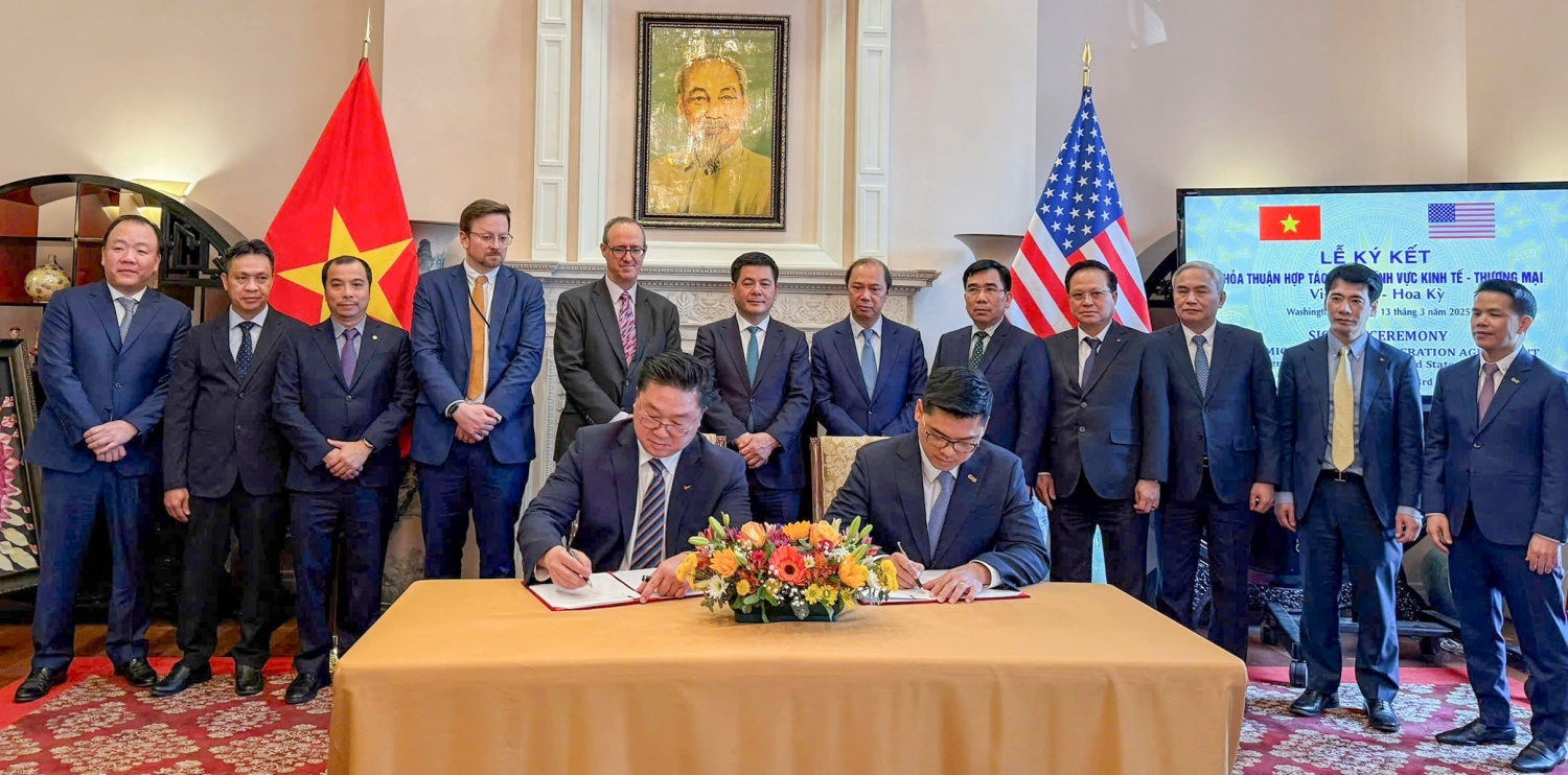 Bộ trưởng Bộ Công Thương Nguyễn Hồng Diên, Phó Tổng giám đốc Petrovietnam Lê Xuân Huyên, Tổng Giám đốc PV GAS Phạm Văn Phong và các đại diện các bên chứng kiến Lễ ký kết giữa Excelerate Energy và PV GAS Bộ trưởng Bộ Công Thương Nguyễn Hồng Diên, Phó Tổng giám đốc Petrovietnam Lê Xuân Huyên, Tổng Giám đốc PV GAS Phạm Văn Phong và các đại diện các bên chứng kiến Lễ ký kết giữa Excelerate Energy và PV GAS