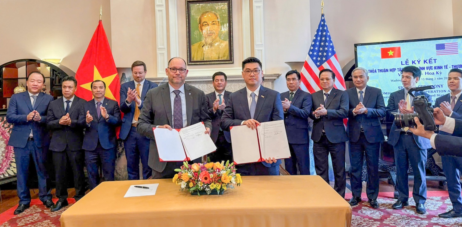 Lãnh đạo PV GAS trao đổi văn kiện ký cùng đại diện ConocoPhillips Lãnh đạo PV GAS trao đổi văn kiện ký cùng đại diện ConocoPhillips