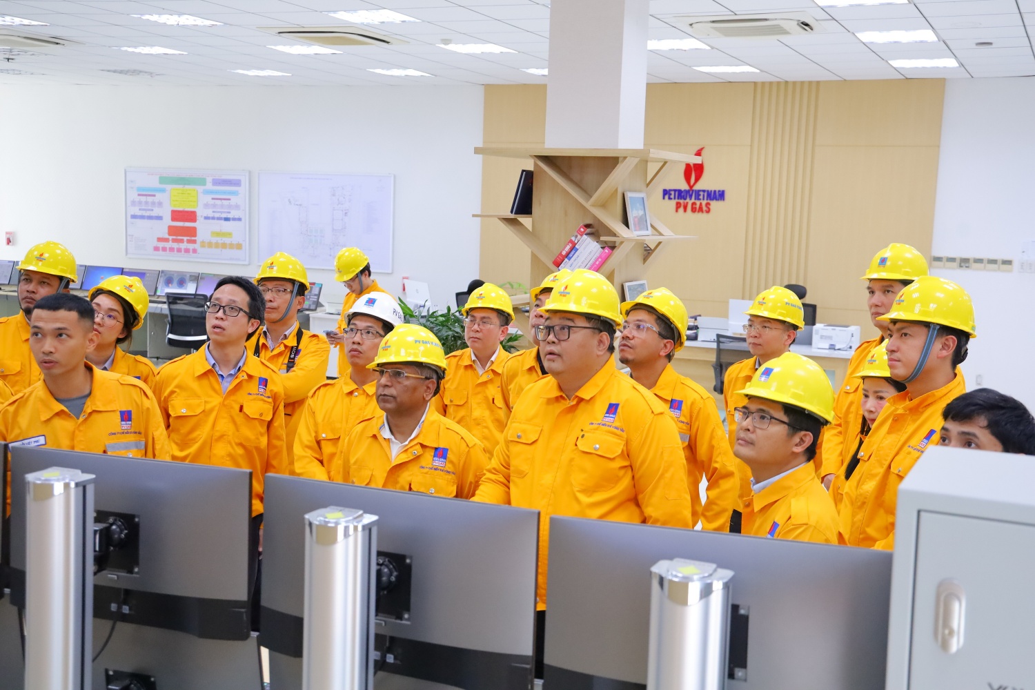 Đoàn công tác tại Trung tâm điều khiển quản lý quá trình xuất nhập LNG Đoàn công tác tại Trung tâm điều khiển quản lý quá trình xuất nhập LNG