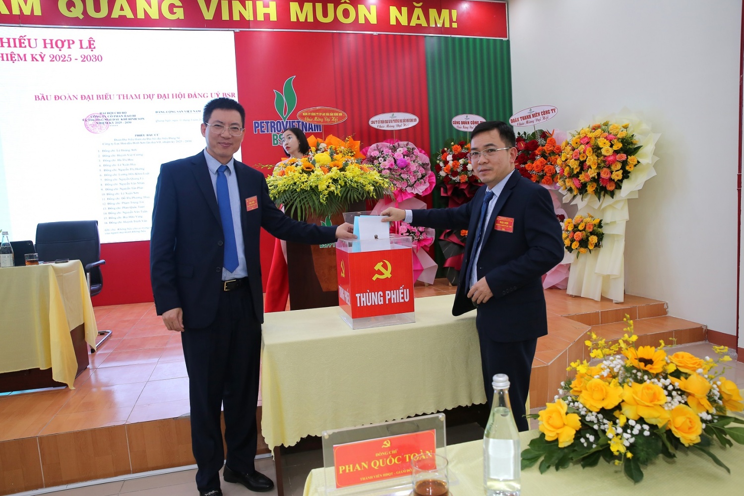 Đại biểu bỏ phiếu bầu Chi ủy nhiệm kỳ mới. Các đại biểu bỏ phiếu bầu Chi ủy nhiệm kỳ mới.