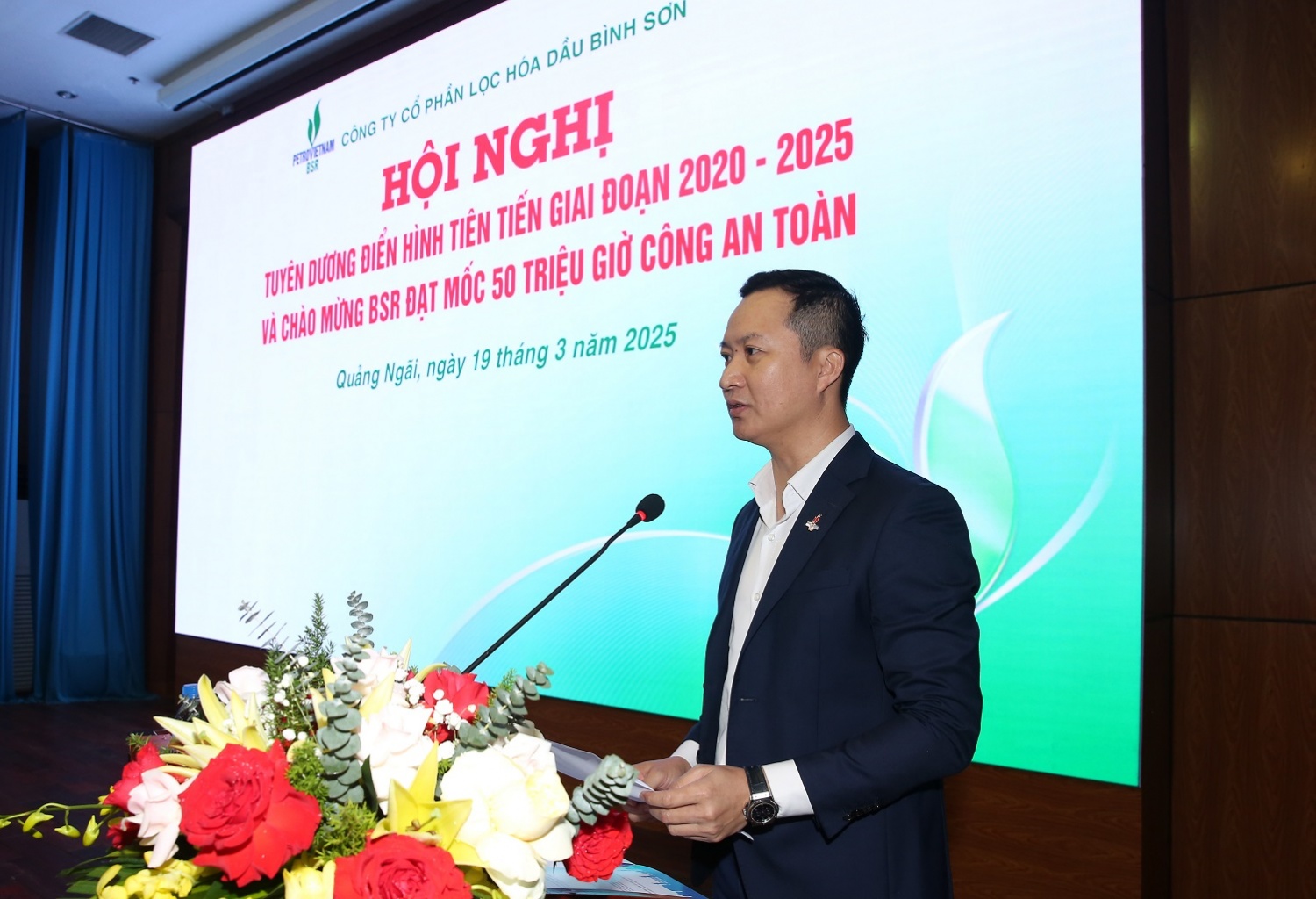 Ông Phạm Minh Nghĩa - Phó Tổng Giám đốc BSR báo cáo tổng kết phong trào thi đua yêu nước giai đoạn 2020 - 2025, phương hướng giai đoạn 2025-2030 và hành trình đạt mốc 50 triệu giờ công an toàn của BSR. Ông Phạm Minh Nghĩa - Phó Tổng Giám đốc BSR báo cáo tổng kết phong trào thi đua yêu nước giai đoạn 2020-2025, phương hướng giai đoạn 2025-2030 và hành trình đạt mốc 50 triệu giờ công an toàn của BSR.