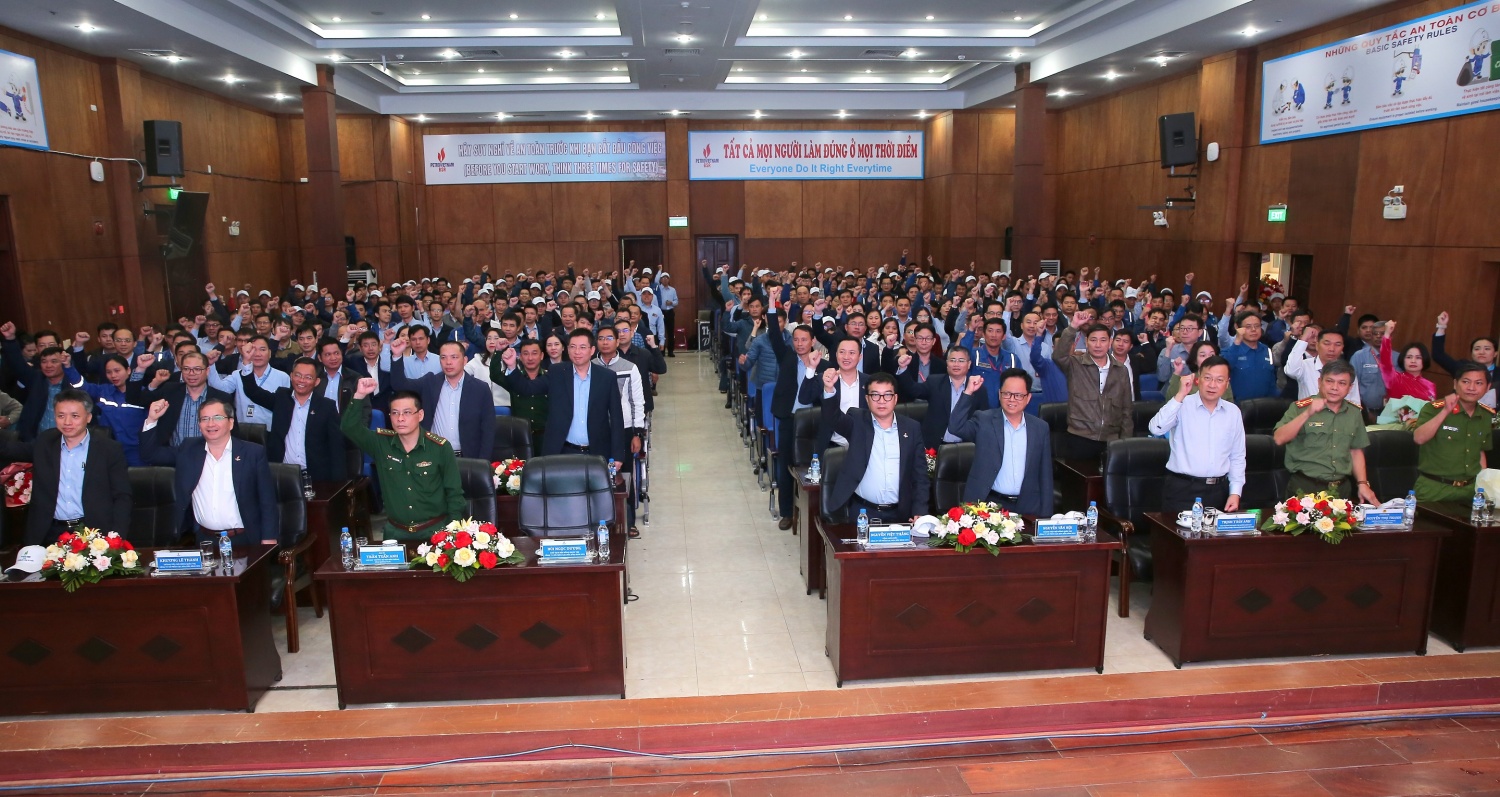 Tập thể Người lao động BSR thể hiện quyết tâm thi đua hoàn thành xuất sắc các nhiệm vụ đề ra. Tập thể người lao động BSR thể hiện quyết tâm thi đua hoàn thành xuất sắc các nhiệm vụ đề ra.