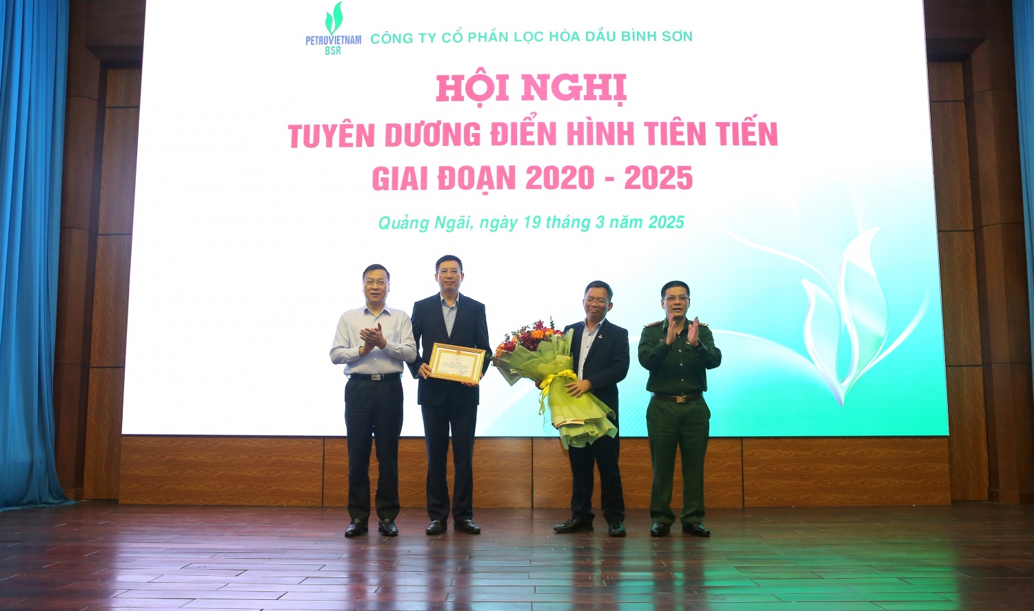 Petrovietnam khen thưởng cho các tập thể BSR về thành tích xuất sắc đạt mốc 50 triệu giờ công an toàn không tai nạn mất ngày công. Petrovietnam khen thưởng cho các tập thể BSR về thành tích xuất sắc đạt mốc 50 triệu giờ công an toàn, không tai nạn mất ngày công.