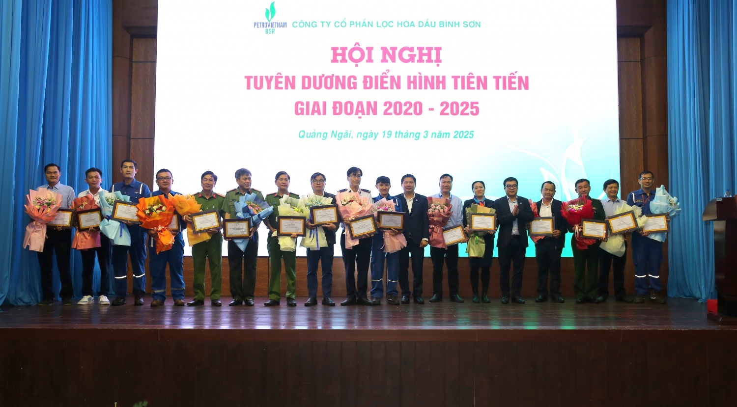 Tổng Giám đốc BSR thưởng cho các tập thể, cá nhân xuất sắc trong công tác an toàn nhân dịp Công ty đạt mốc 50 triệu giờ công an toàn Tổng Giám đốc BSR khen thưởng các tập thể, cá nhân xuất sắc trong công tác an toàn nhân dịp công ty đạt mốc 50 triệu giờ công an toàn