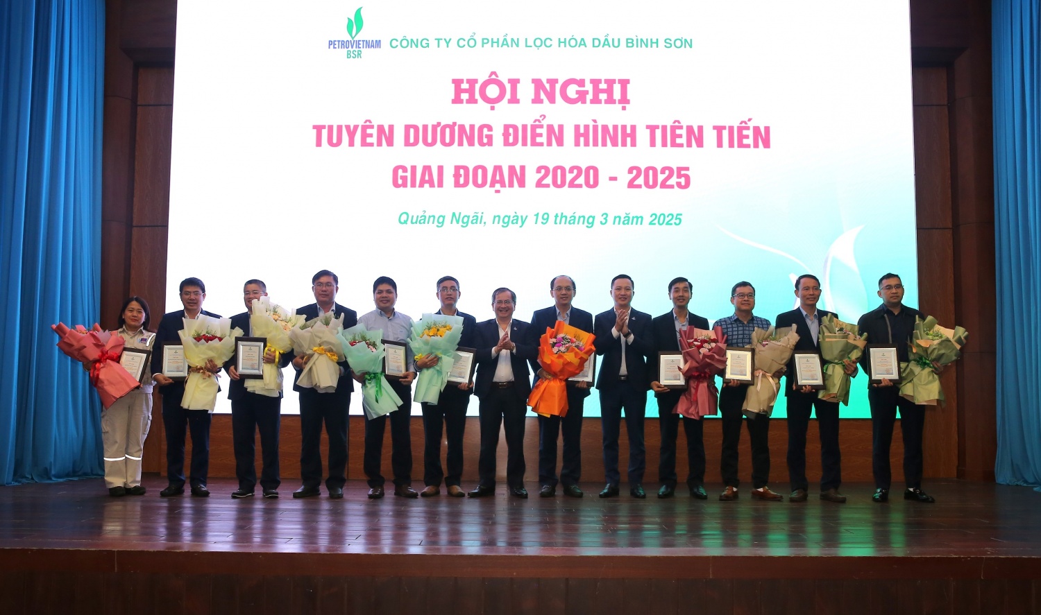 Tổng Giám đốc BSR tặng biểu trưng cho tập thể tiêu biểu xuất sắc, điển hình tiên tiến giai đoạn 2020-2025. Tổng Giám đốc BSR khen thưởng các tập thể, cá nhân xuất sắc trong công tác an toàn nhân dịp công ty đạt mốc 50 triệu giờ công an toàn