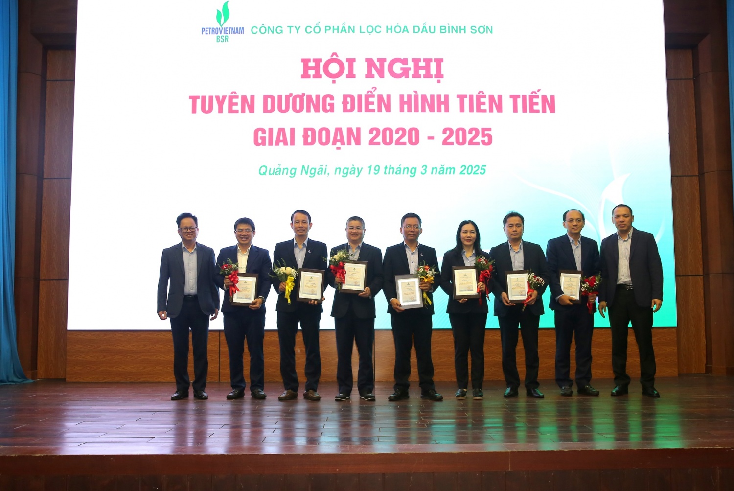 Tổng Giám đốc BSR tặng biểu trưng cho cá nhân tiêu biểu xuất sắc, điển hình tiên tiến trong các lĩnh vực công tác, nhiệm vụ trọng tâm giai đoạn 2020-2025. Tổng Giám đốc BSR tặng biểu trưng cho cá nhân tiêu biểu xuất sắc, điển hình tiên tiến trong các lĩnh vực công tác, nhiệm vụ trọng tâm giai đoạn 2020-2025.