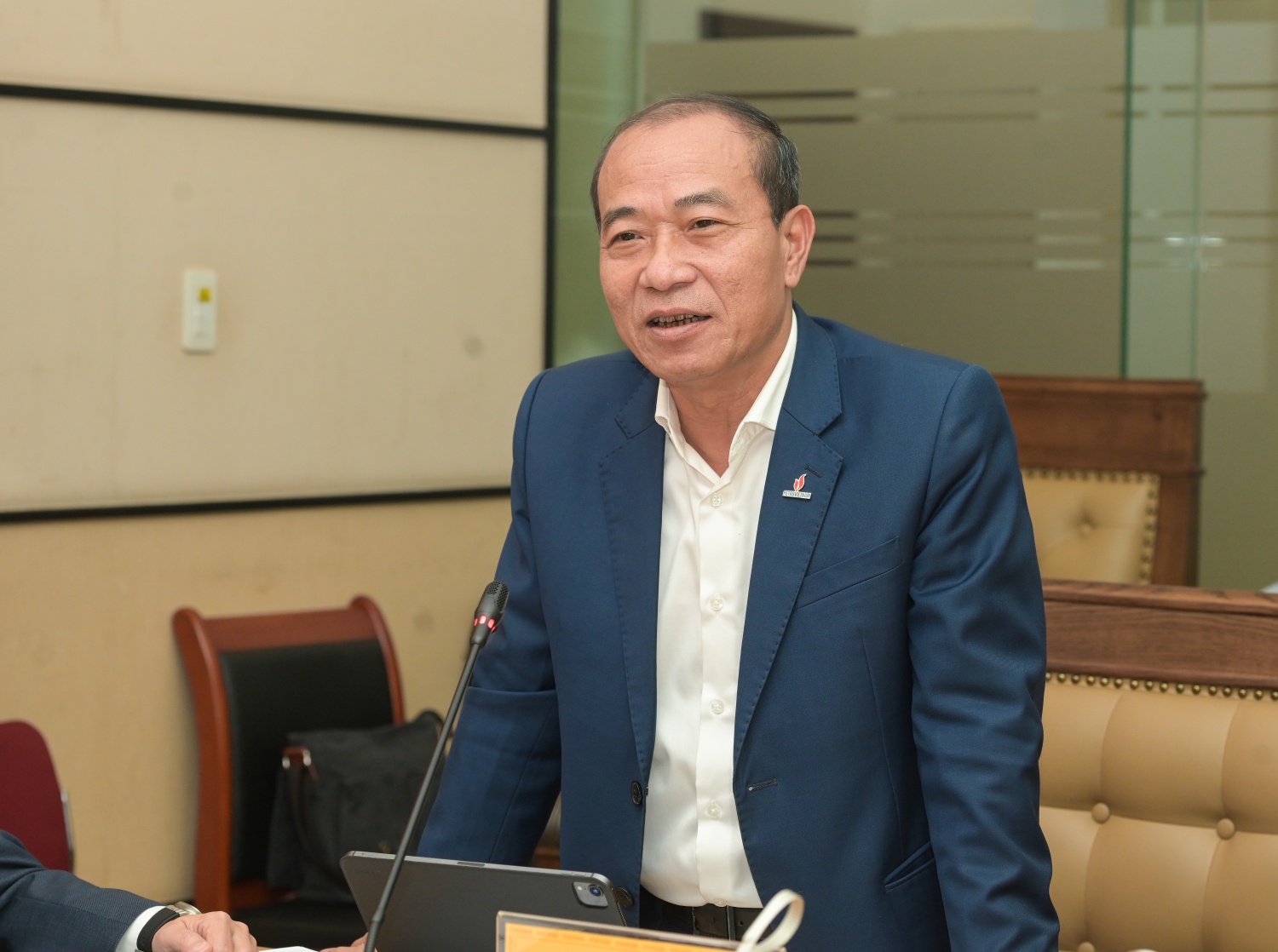 Đại hội Chi bộ Cơ quan Công đoàn Dầu khí Việt Nam nhiệm kỳ 2025 - 2027 thành công tốt đẹp Đồng chí Phạm Quang Dũng ghi nhận và chúc mừng những thành tích đã đạt được của Chi bộ Cơ quan CĐ DKVN trong nhiệm kỳ vừa qua.