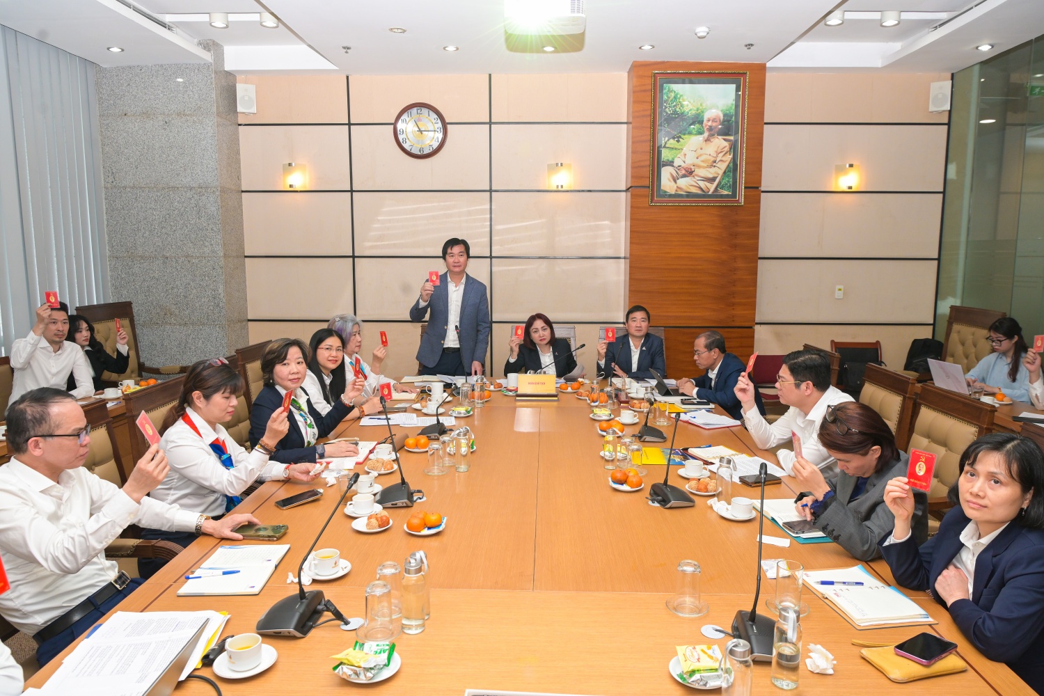 Đại hội Chi bộ Cơ quan Công đoàn Dầu khí Việt Nam nhiệm kỳ 2025 - 2027 thành công tốt đẹp Các đại biểu biểu quyết thông qua các nội dung tại Đại hội
