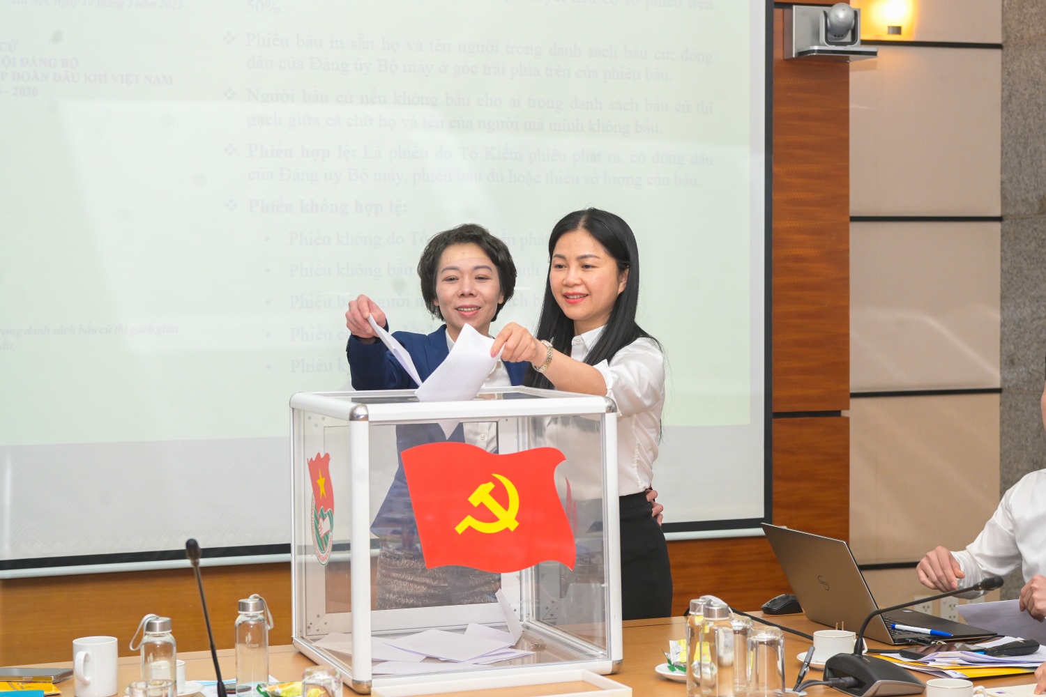 Đại hội Chi bộ Cơ quan Công đoàn Dầu khí Việt Nam nhiệm kỳ 2025 - 2027 thành công tốt đẹp Các đại biểu bỏ phiếu bầu Chi ủy khóa mới