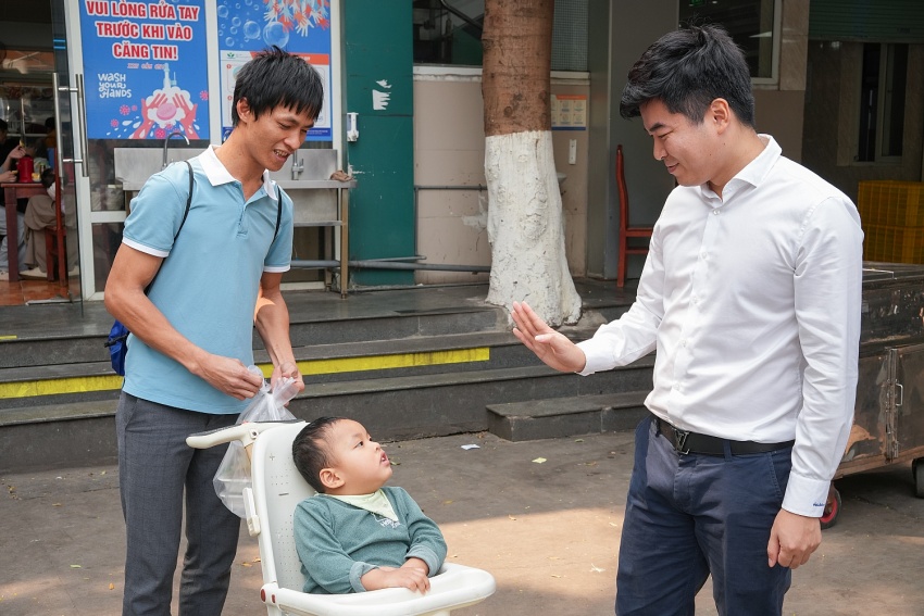 Anh Phạm Hồng Sơn: Mong rằng những hành động nhỏ bé này sẽ góp phần mang đến nguồn động viên để những bệnh nhân có thêm ý chí chiến đấu, vượt qua bệnh tật.