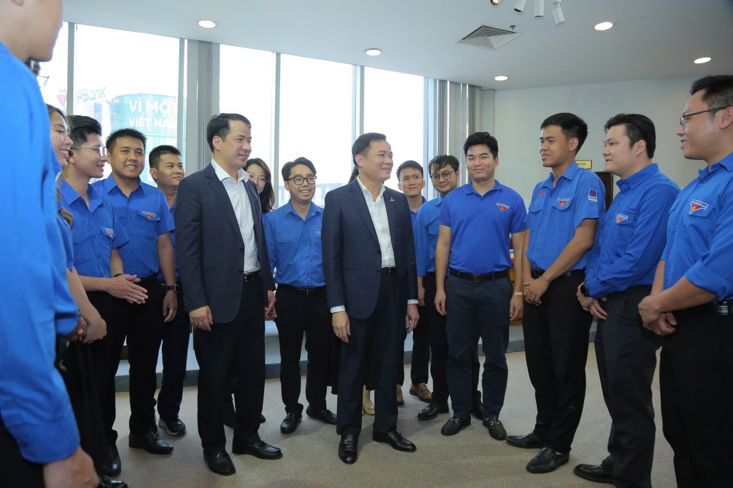 Tổng Giám đốc Petrovietnam Lê Ngọc Sơn trao đổi với đoàn viên thanh niên tại điểm cầu Hà Nội