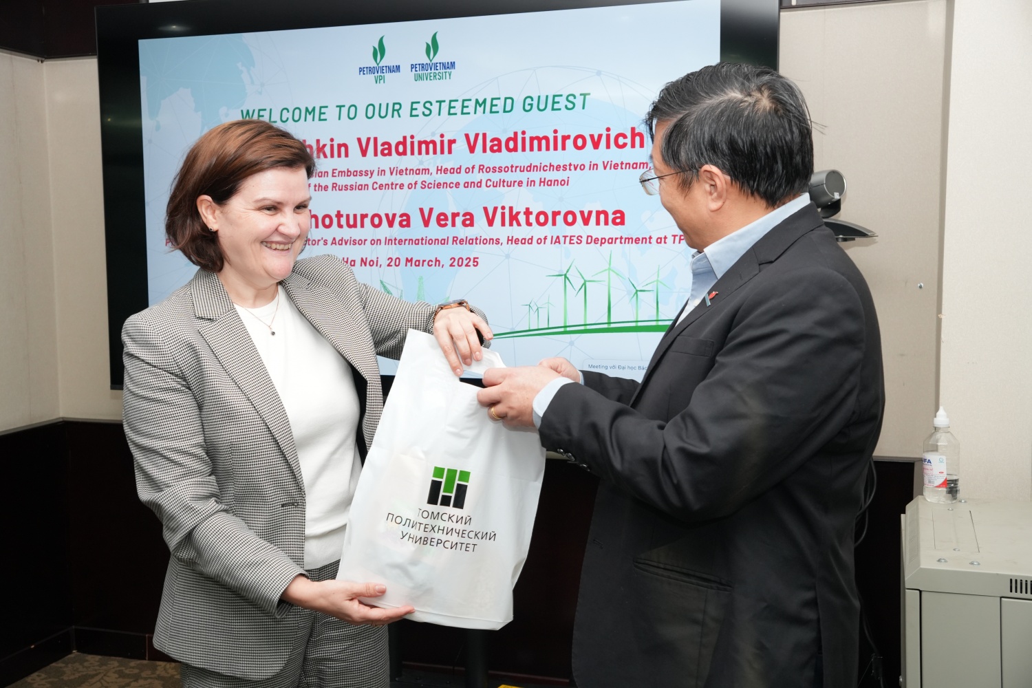 Bà Verkhoturova Vera Viktorovna tặng quà lưu niệm cho Phó Hiệu trưởng PVU Nguyễn Thanh Tùng.