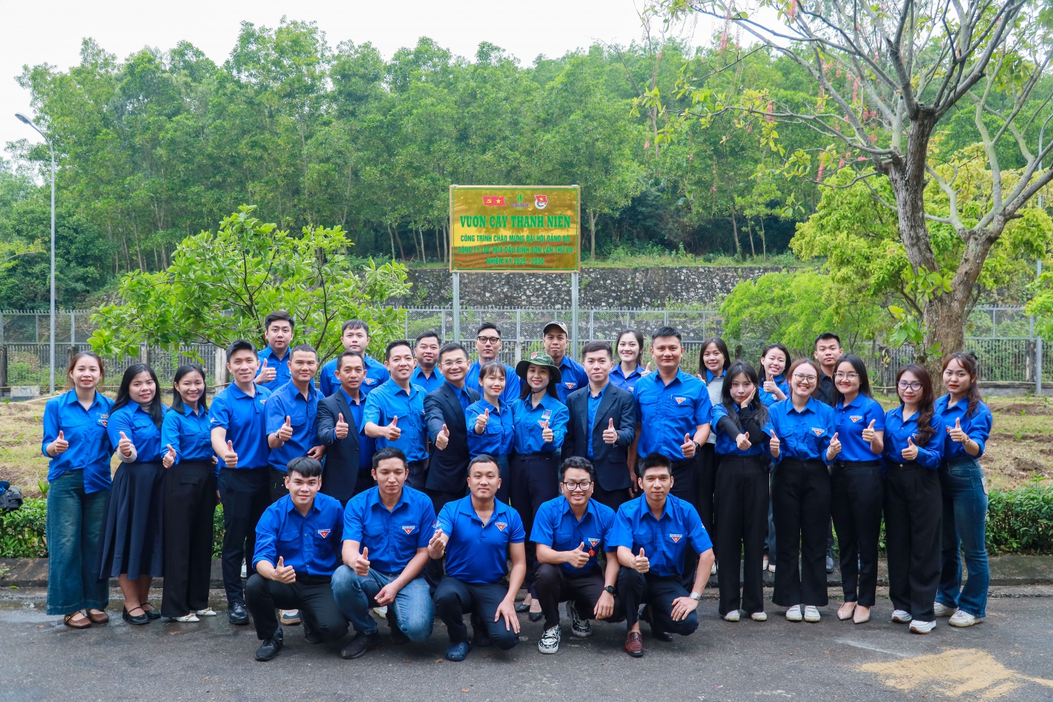 Các đoàn viên thanh niên thuộc Cụm phối hợp hoạt động Dầu khí miền Trung tổ chức gắn biển công trình cây xanh.