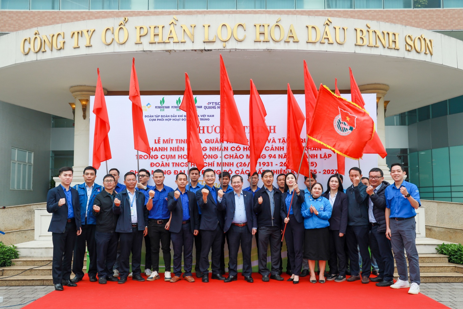 Đồng chí Khương Lê Thành trao cờ lệnh và đại diện Cụm phối hợp hoạt động Dầu khí miền Trung thực hiện nghi thức lễ mít tinh kỷ niệm 94 năm Ngày thành lập Đoàn TNCS Hồ Chí Minh.