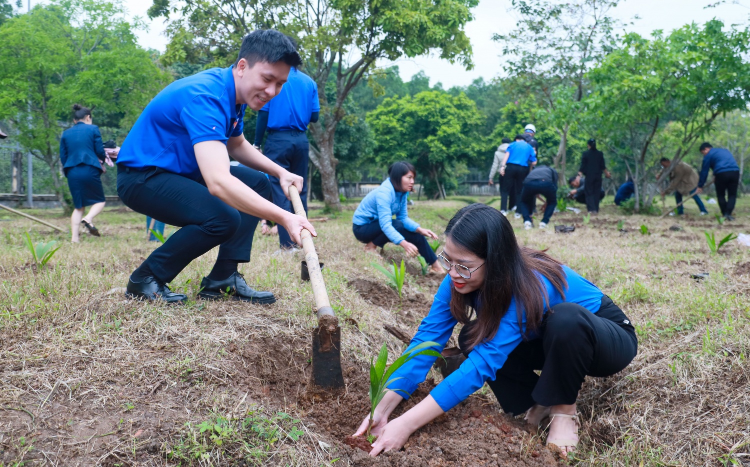 Các đoàn viên thanh niên BSR hào hứng với hoạt động trồng cây đầy ý nghĩa.