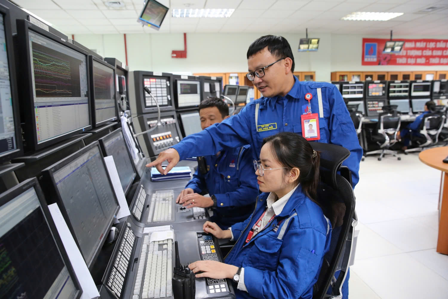 CBCNV BSR tại phòng điều khiển trung tâm Nhà máy Lọc dầu Dung Quất
