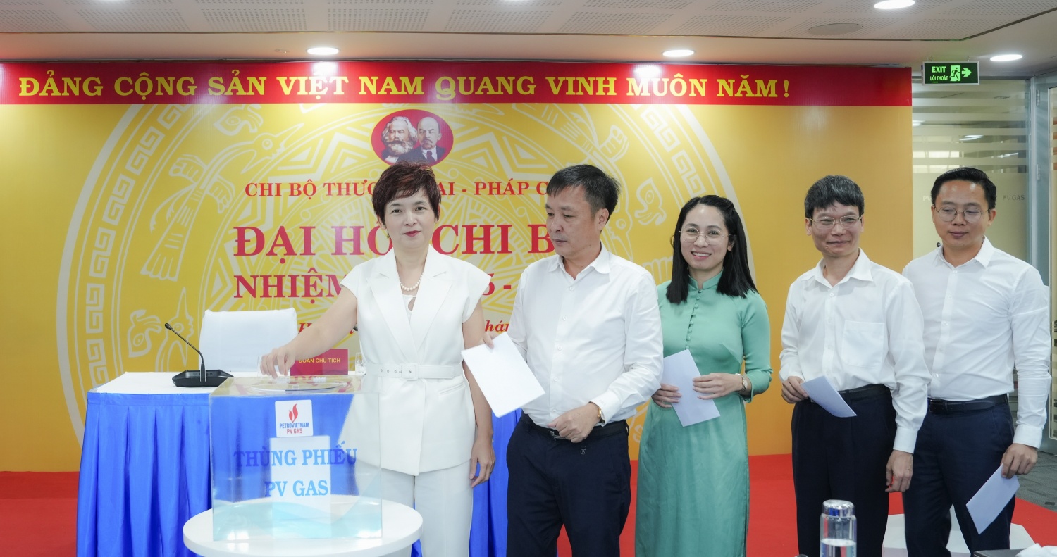 Bỏ phiếu bầu chọn Chi ủy Chi bộ Thương mại - Pháp chế nhiệm kỳ mới