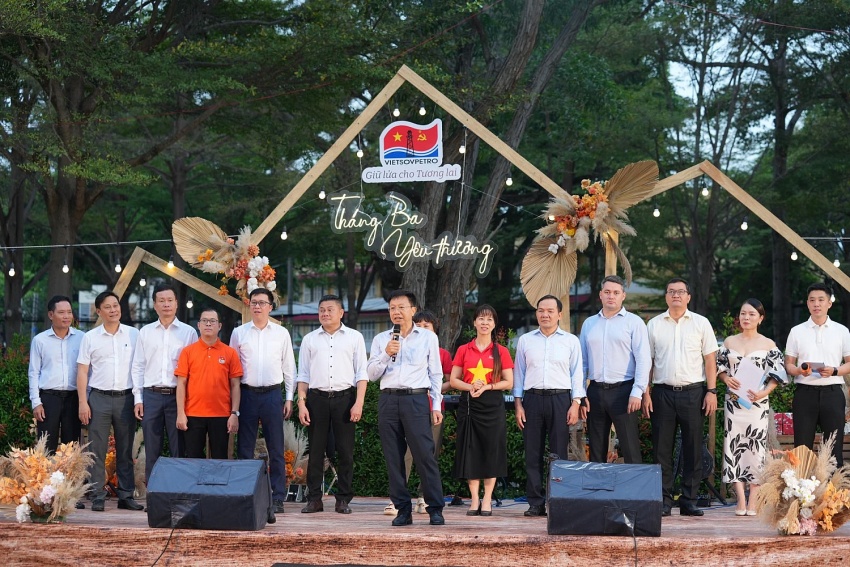 Đồng chí Vũ Việt Kiều - Phó Bí thư Đảng ủy Vietsovpetro phát biểu chúc mừng chương trình