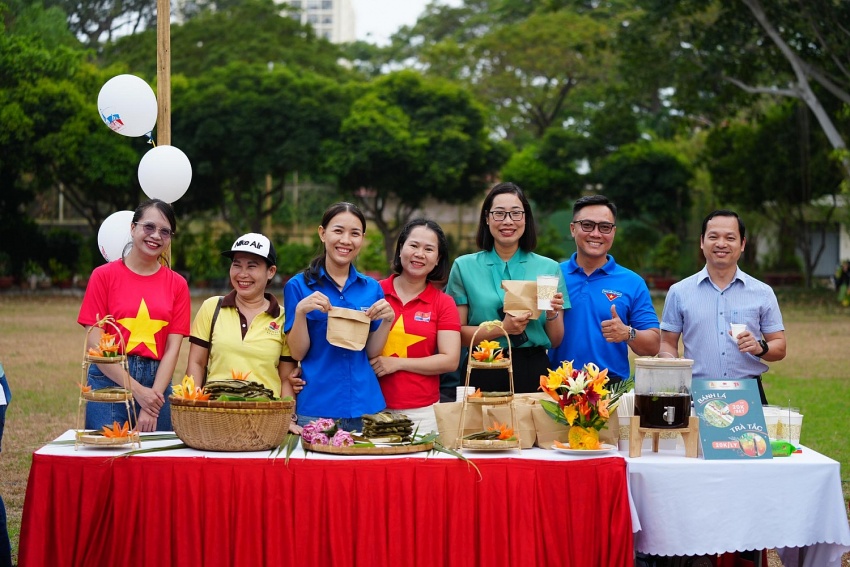 Mỗi gian hàng của chị em Nữ công các đơn vị là những món ăn, thức uống khác nhau nhưng cùng lan tỏa nét đẹp văn hóa Vietsovpetro.